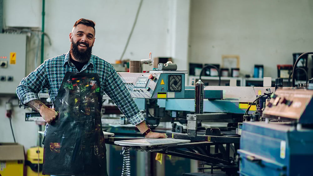 16x9_ManPainter_478898303